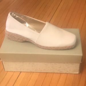 Easy Spirit Cream colored slip on shoe